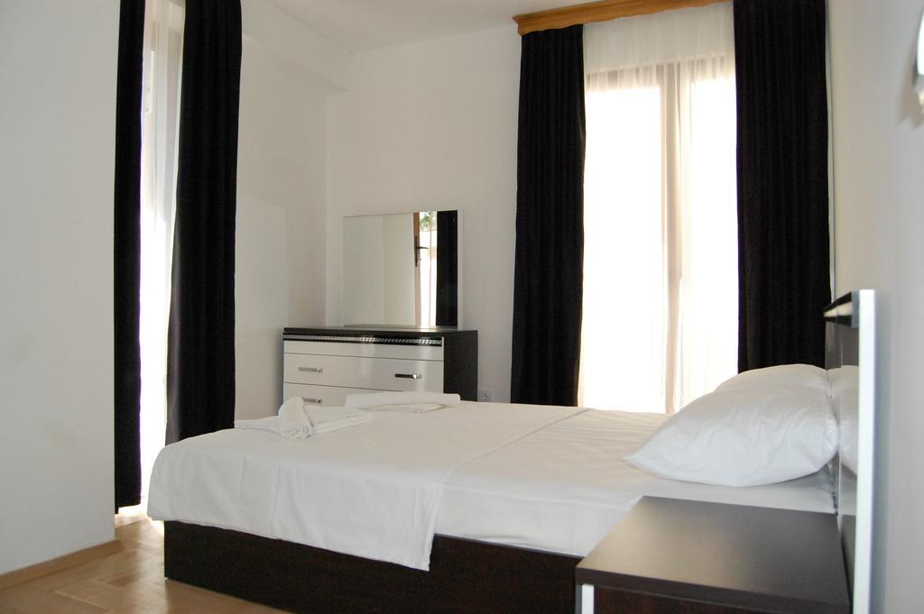 Apartments First Line Petrovac na moru Zimmer foto